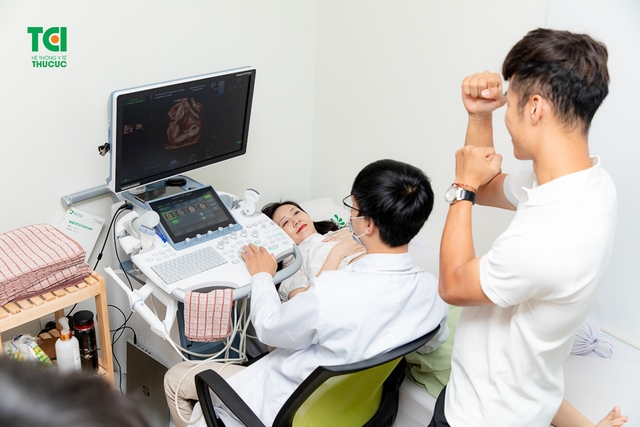 Theo chân vợ chồng Cầu thủ/BTV Thể thao Cán Cris đi khám thai tuần 22