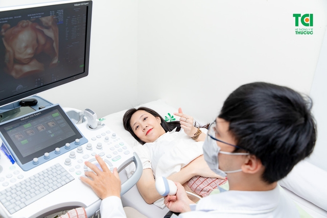 Theo chân vợ chồng Cầu thủ/BTV Thể thao Cán Cris đi khám thai tuần 22