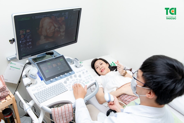 Theo chân vợ chồng Cầu thủ/BTV Thể thao Cán Cris đi khám thai tuần 22