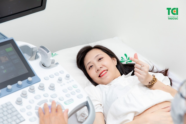 Theo chân vợ chồng Cầu thủ/BTV Thể thao Cán Cris đi khám thai tuần 22