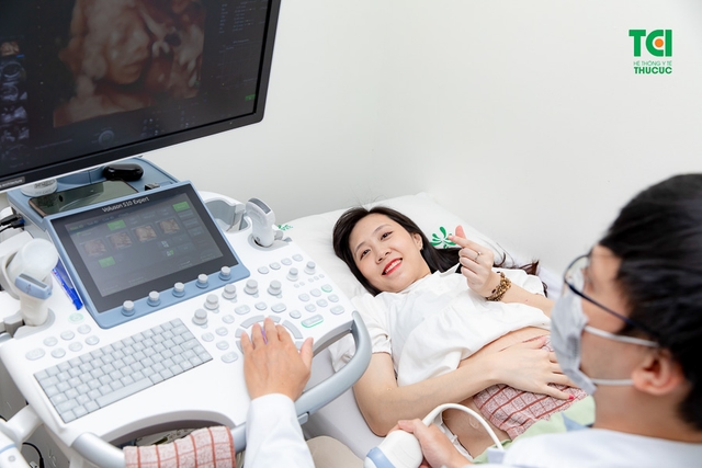 Theo chân vợ chồng Cầu thủ/BTV Thể thao Cán Cris đi khám thai tuần 22
