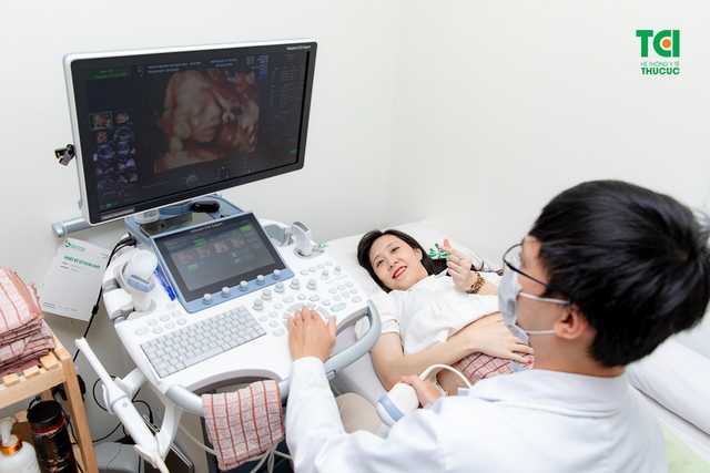 Theo chân vợ chồng Cầu thủ/BTV Thể thao Cán Cris đi khám thai tuần 22