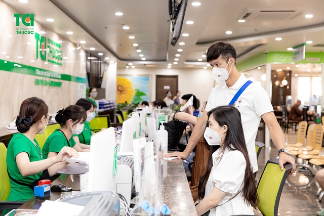 Theo chân vợ chồng Cầu thủ/BTV Thể thao Cán Cris đi khám thai tuần 22