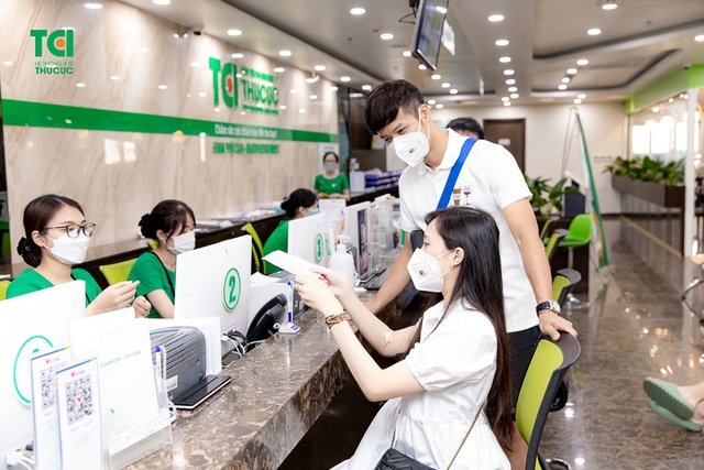 Theo chân vợ chồng Cầu thủ/BTV Thể thao Cán Cris đi khám thai tuần 22