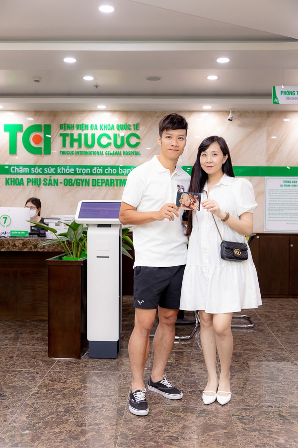 Theo chân vợ chồng Cầu thủ/BTV Thể thao Cán Cris đi khám thai tuần 22