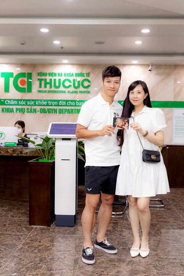 Theo chân vợ chồng Cầu thủ/BTV Thể thao Cán Cris đi khám thai tuần 22