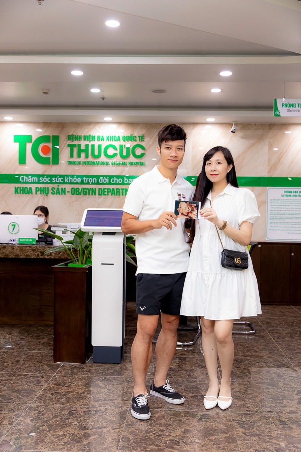 Theo chân vợ chồng Cầu thủ/BTV Thể thao Cán Cris đi khám thai tuần 22