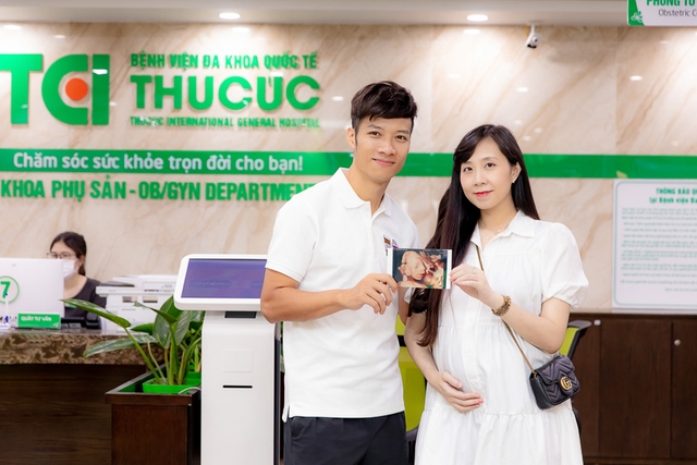 Theo chân vợ chồng Cầu thủ/BTV Thể thao Cán Cris đi khám thai tuần 22