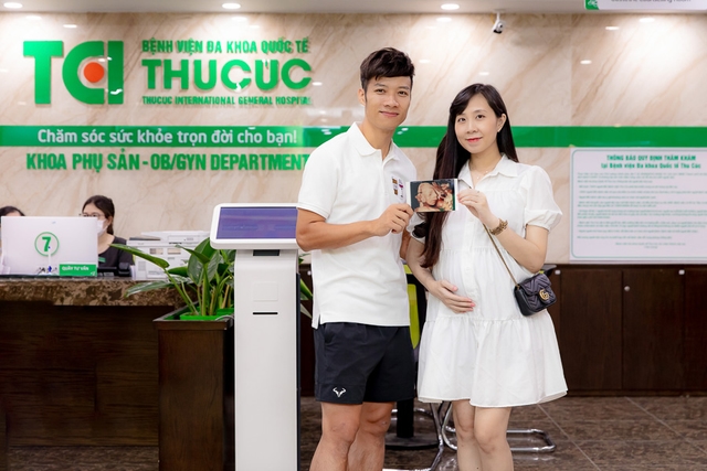 Theo chân vợ chồng Cầu thủ/BTV Thể thao Cán Cris đi khám thai tuần 22