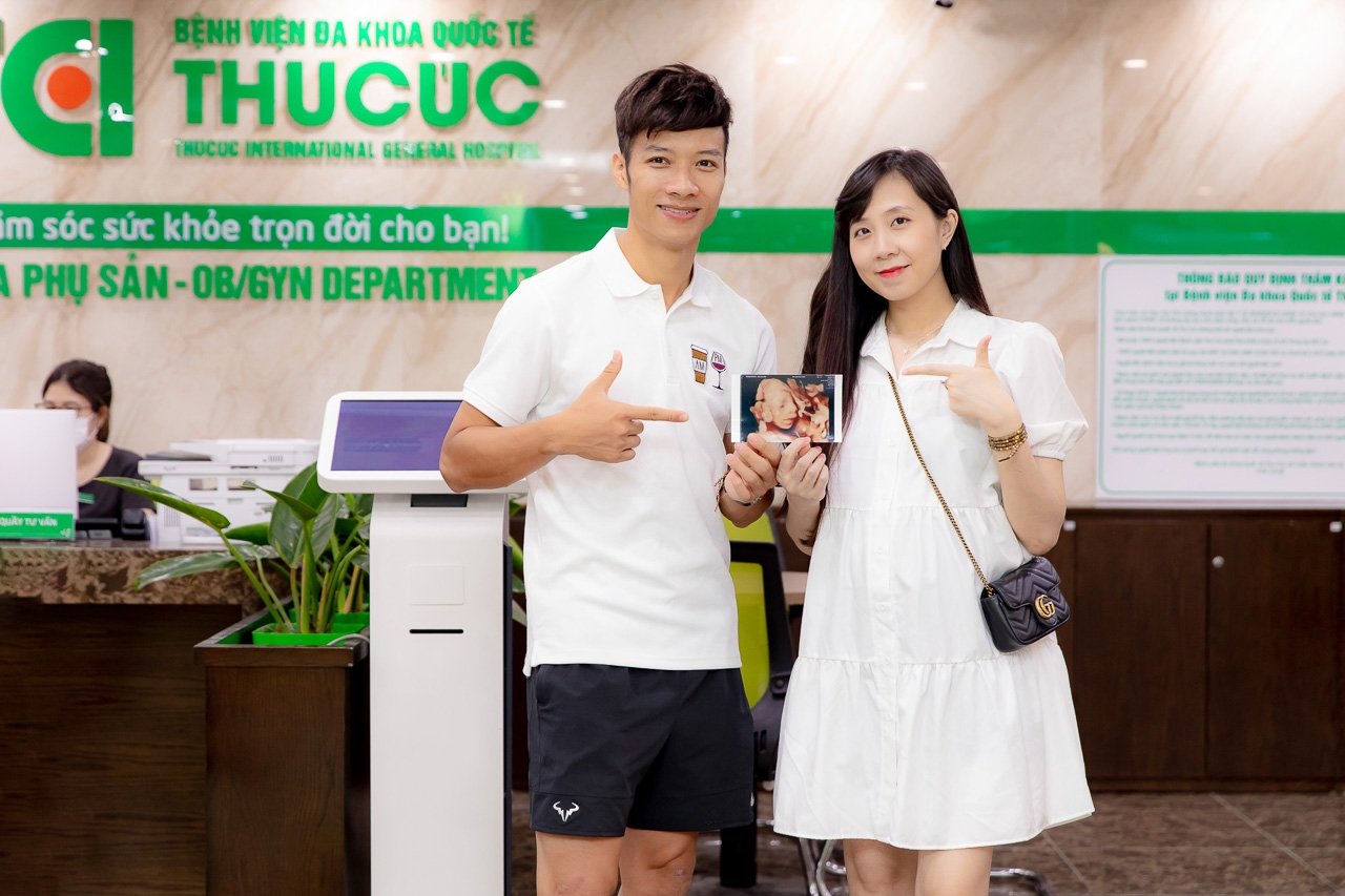 Theo chân vợ chồng Cầu thủ/BTV Thể thao Cán Cris đi khám thai tuần 22