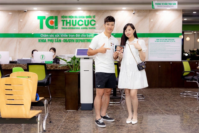 Theo chân vợ chồng Cầu thủ/BTV Thể thao Cán Cris đi khám thai tuần 22