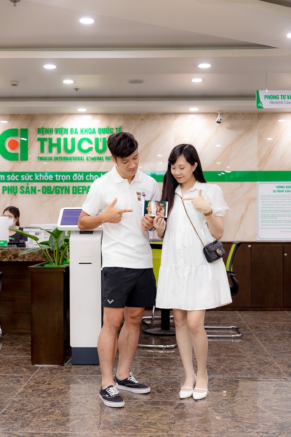 Theo chân vợ chồng Cầu thủ/BTV Thể thao Cán Cris đi khám thai tuần 22