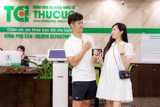 Theo chân vợ chồng Cầu thủ/BTV Thể thao Cán Cris đi khám thai tuần 22