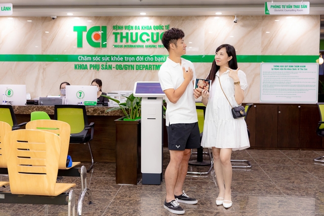 Theo chân vợ chồng Cầu thủ/BTV Thể thao Cán Cris đi khám thai tuần 22