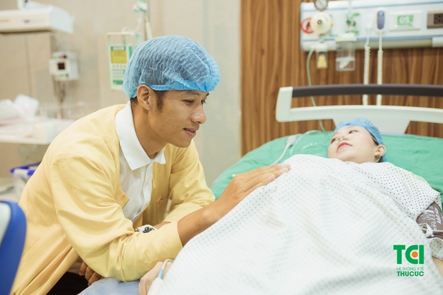 Đồng hành với vợ chồng BTV Thể thao, Youtuber Cán Cris trong ca vượt cạn tại phòng sinh gia đình