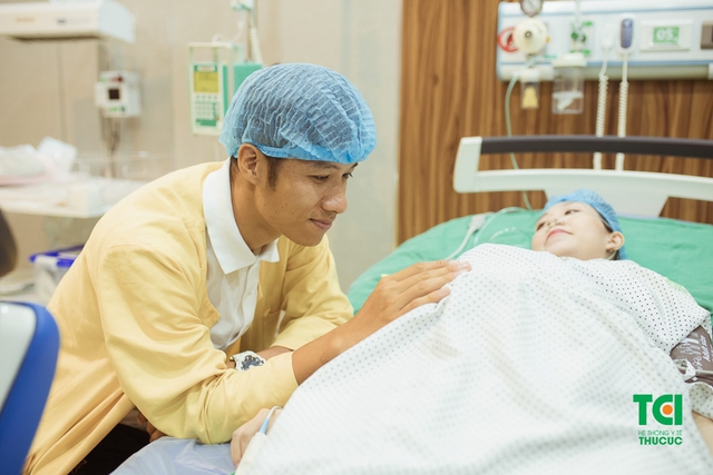 Đồng hành với vợ chồng BTV Thể thao, Youtuber Cán Cris trong ca vượt cạn tại phòng sinh gia đình