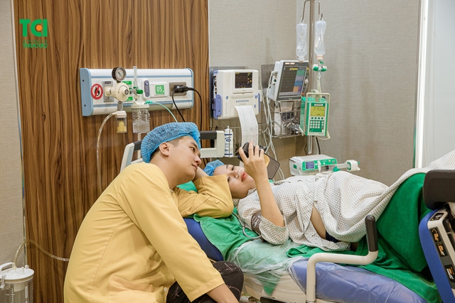Chúc mừng gia đình diễn viên Anh Tuấn và vợ Lâm Diễm Quỳnh đón bé Xoài nhỏ bình an tại TCI