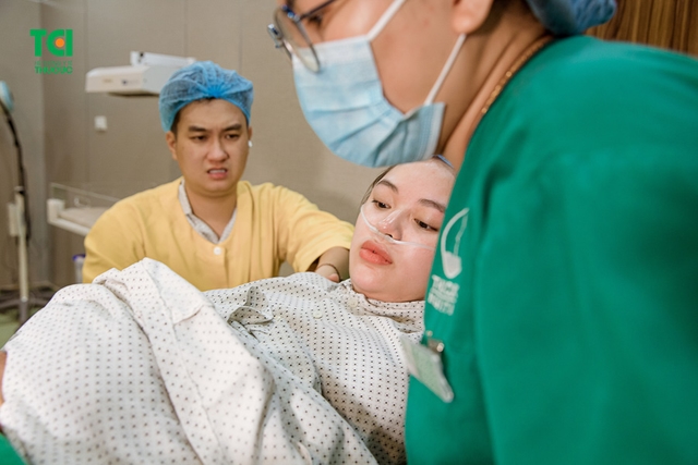 Chúc mừng gia đình diễn viên Anh Tuấn và vợ Lâm Diễm Quỳnh đón bé Xoài nhỏ bình an tại TCI