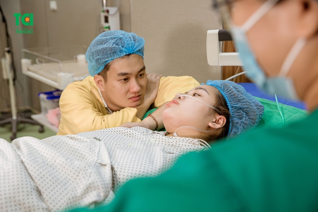 Chúc mừng gia đình diễn viên Anh Tuấn và vợ Lâm Diễm Quỳnh đón bé Xoài nhỏ bình an tại TCI