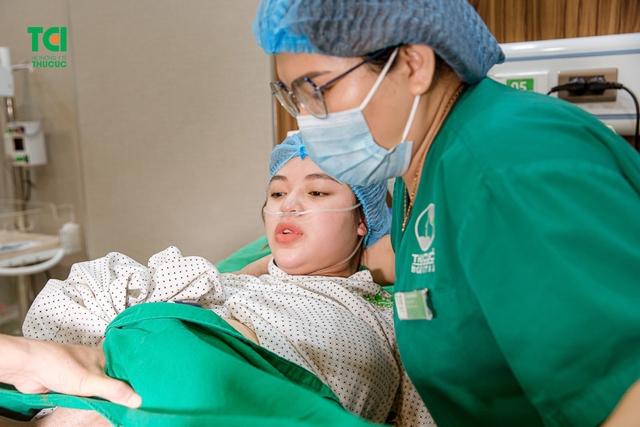 Chúc mừng gia đình diễn viên Anh Tuấn và vợ Lâm Diễm Quỳnh đón bé Xoài nhỏ bình an tại TCI