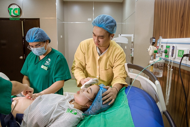 Chúc mừng gia đình diễn viên Anh Tuấn và vợ Lâm Diễm Quỳnh đón bé Xoài nhỏ bình an tại TCI