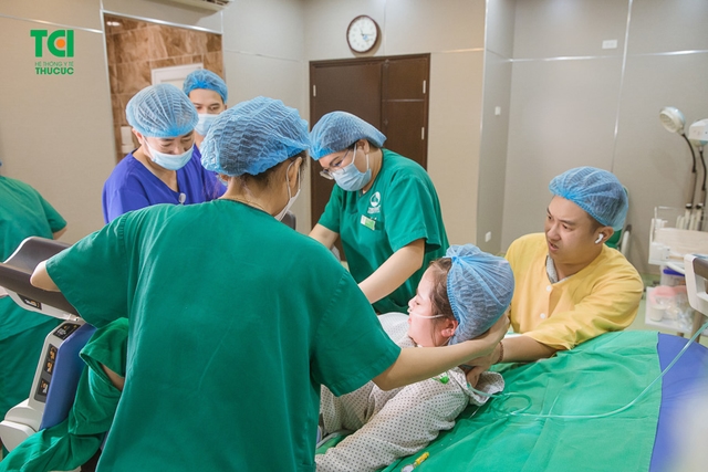 Chúc mừng gia đình diễn viên Anh Tuấn và vợ Lâm Diễm Quỳnh đón bé Xoài nhỏ bình an tại TCI