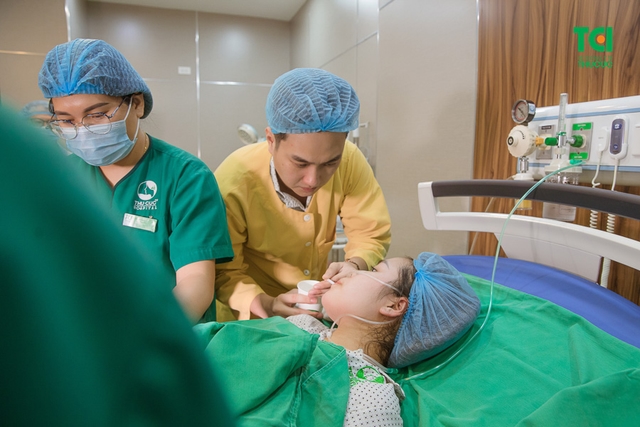 Chúc mừng gia đình diễn viên Anh Tuấn và vợ Lâm Diễm Quỳnh đón bé Xoài nhỏ bình an tại TCI