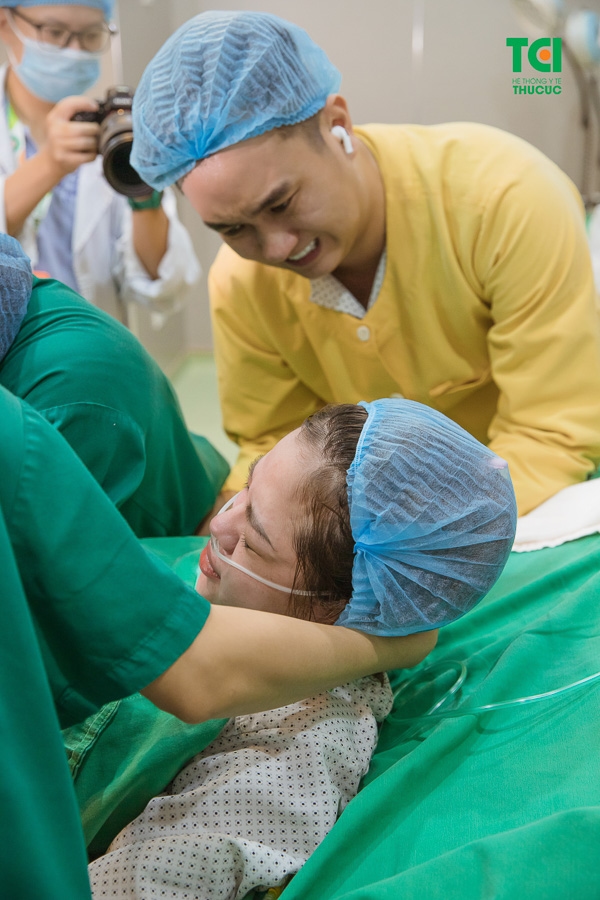 Chúc mừng gia đình diễn viên Anh Tuấn và vợ Lâm Diễm Quỳnh đón bé Xoài nhỏ bình an tại TCI
