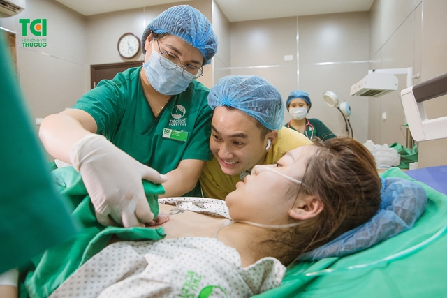 Chúc mừng gia đình diễn viên Anh Tuấn và vợ Lâm Diễm Quỳnh đón bé Xoài nhỏ bình an tại TCI