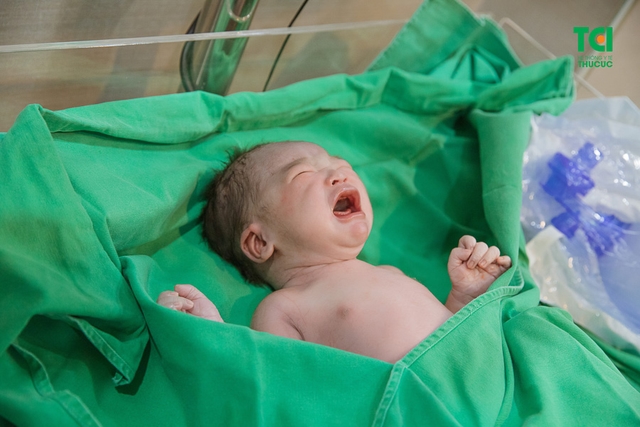Chúc mừng gia đình diễn viên Anh Tuấn và vợ Lâm Diễm Quỳnh đón bé Xoài nhỏ bình an tại TCI