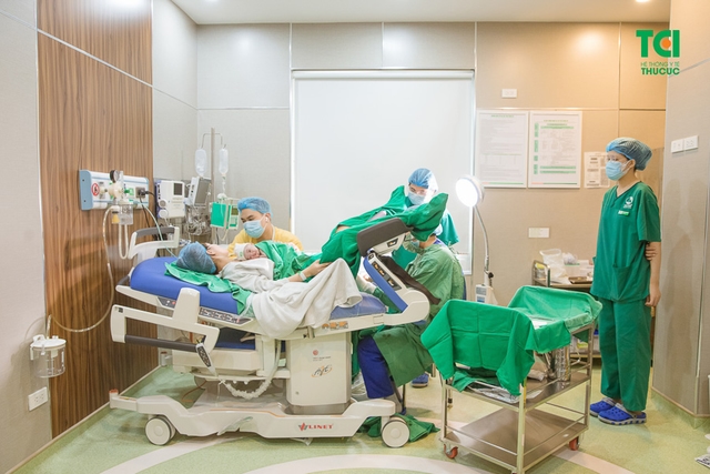 Chúc mừng gia đình diễn viên Anh Tuấn và vợ Lâm Diễm Quỳnh đón bé Xoài nhỏ bình an tại TCI