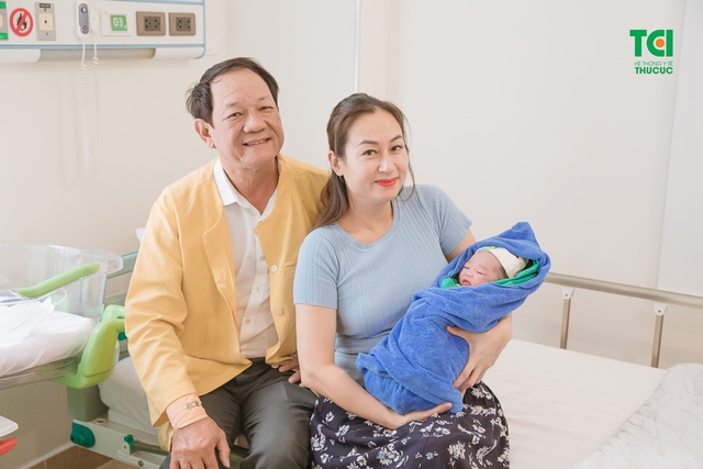 Chúc mừng gia đình diễn viên Anh Tuấn và vợ Lâm Diễm Quỳnh đón bé Xoài nhỏ bình an tại TCI