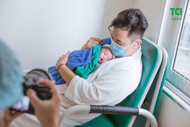Chúc mừng gia đình diễn viên Anh Tuấn và vợ Lâm Diễm Quỳnh đón bé Xoài nhỏ bình an tại TCI