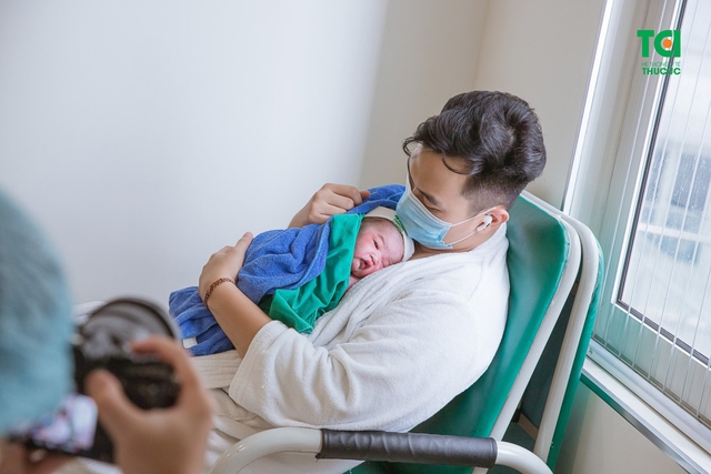 Chúc mừng gia đình diễn viên Anh Tuấn và vợ Lâm Diễm Quỳnh đón bé Xoài nhỏ bình an tại TCI