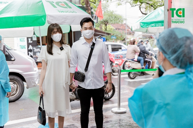 Diễn viên Phạm Anh Tuấn cùng vợ đi khám thai và đăng ký gói thai sản tuần 12