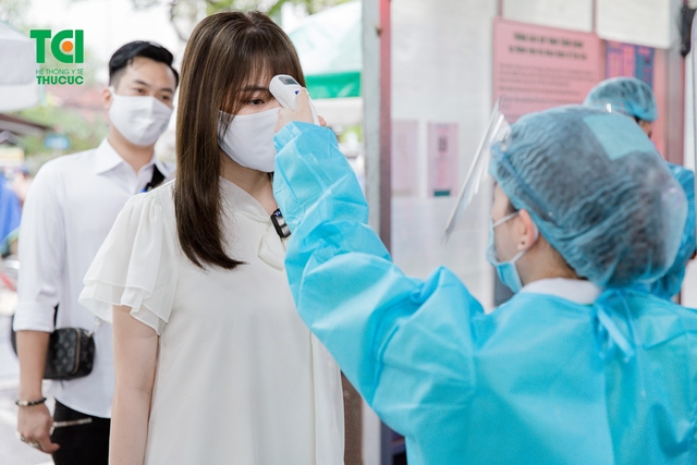 Diễn viên Phạm Anh Tuấn cùng vợ đi khám thai và đăng ký gói thai sản tuần 12
