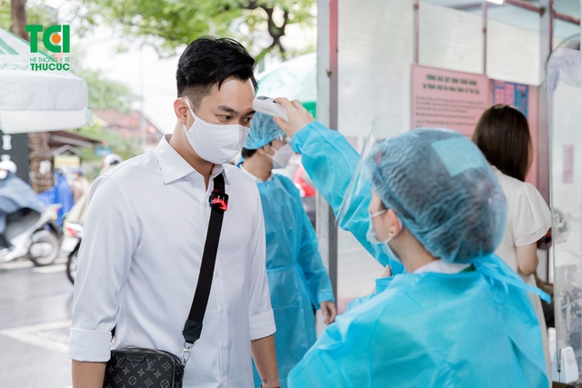 Diễn viên Phạm Anh Tuấn cùng vợ đi khám thai và đăng ký gói thai sản tuần 12