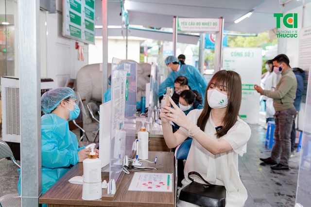 Diễn viên Phạm Anh Tuấn cùng vợ đi khám thai và đăng ký gói thai sản tuần 12