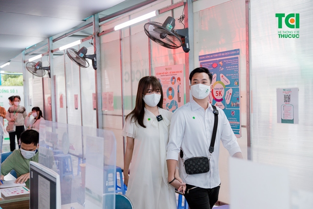 Diễn viên Phạm Anh Tuấn cùng vợ đi khám thai và đăng ký gói thai sản tuần 12