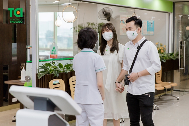 Diễn viên Phạm Anh Tuấn cùng vợ đi khám thai và đăng ký gói thai sản tuần 12