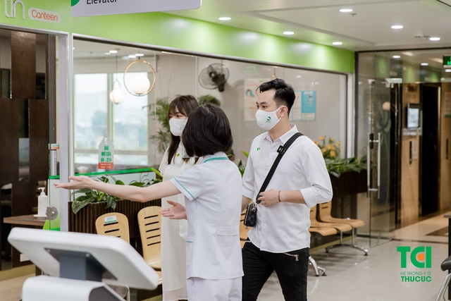 Diễn viên Phạm Anh Tuấn cùng vợ đi khám thai và đăng ký gói thai sản tuần 12