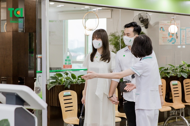 Diễn viên Phạm Anh Tuấn cùng vợ đi khám thai và đăng ký gói thai sản tuần 12