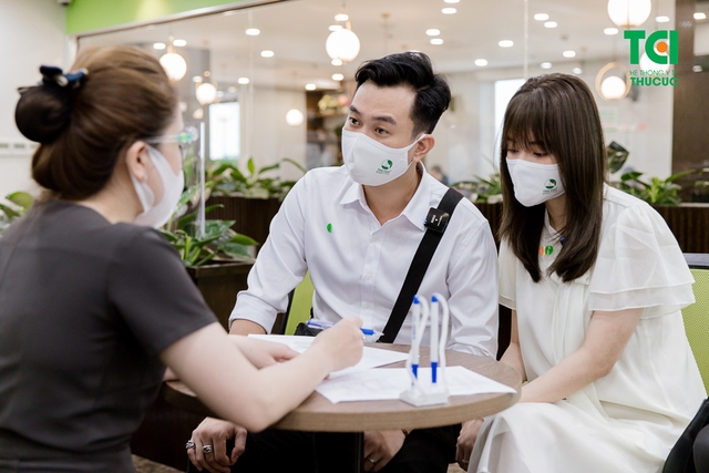 Diễn viên Phạm Anh Tuấn cùng vợ đi khám thai và đăng ký gói thai sản tuần 12