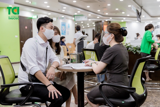 Diễn viên Phạm Anh Tuấn cùng vợ đi khám thai và đăng ký gói thai sản tuần 12