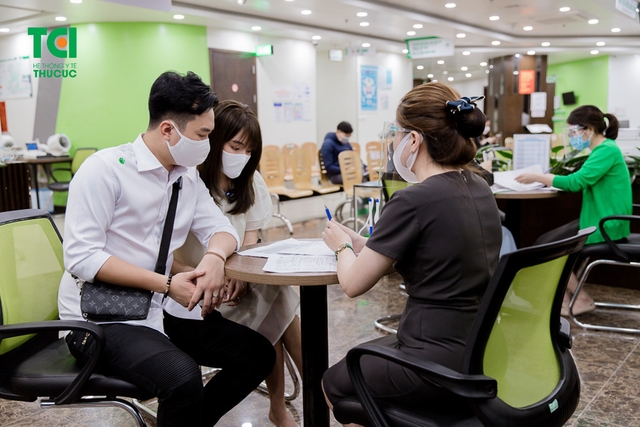 Diễn viên Phạm Anh Tuấn cùng vợ đi khám thai và đăng ký gói thai sản tuần 12