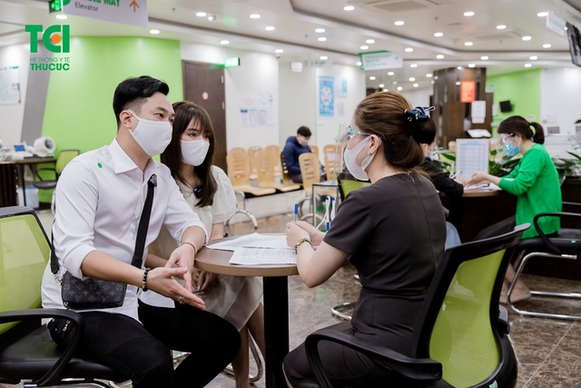 Diễn viên Phạm Anh Tuấn cùng vợ đi khám thai và đăng ký gói thai sản tuần 12