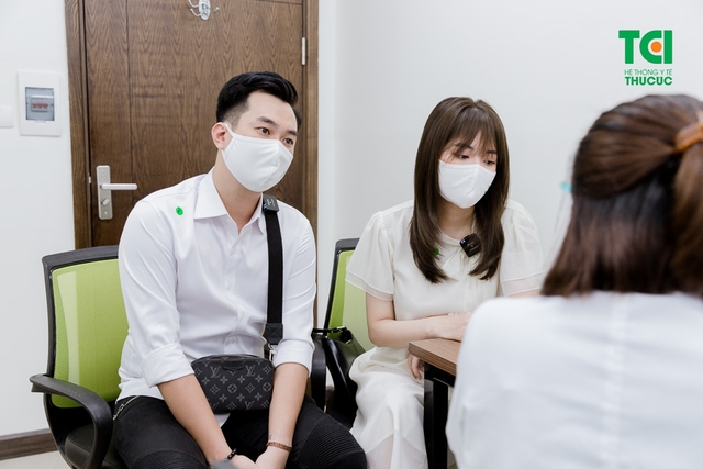 Diễn viên Phạm Anh Tuấn cùng vợ đi khám thai và đăng ký gói thai sản tuần 12
