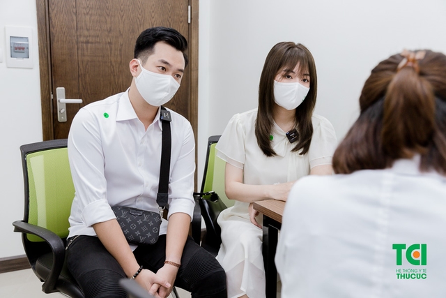 Diễn viên Phạm Anh Tuấn cùng vợ đi khám thai và đăng ký gói thai sản tuần 12