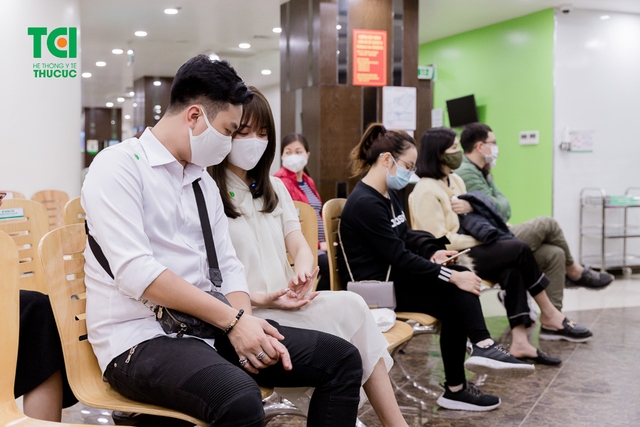 Diễn viên Phạm Anh Tuấn cùng vợ đi khám thai và đăng ký gói thai sản tuần 12