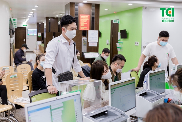 Diễn viên Phạm Anh Tuấn cùng vợ đi khám thai và đăng ký gói thai sản tuần 12
